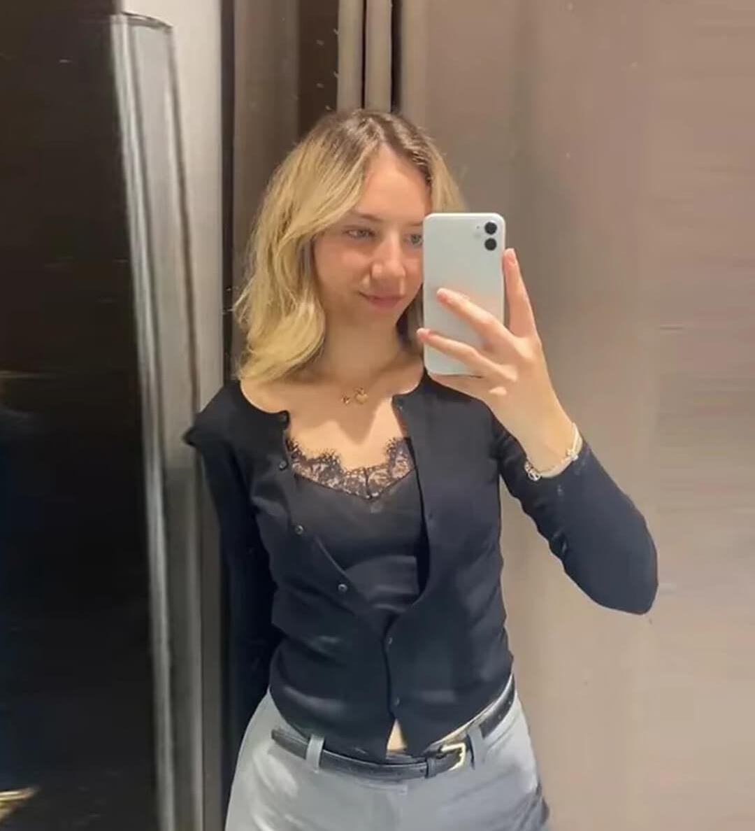 Kort ribstrik cardigan med v-udskæring og feminin pasform