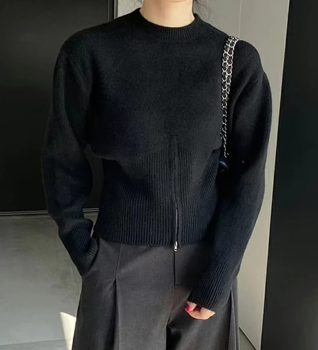 Striktrøje med asymmetrisk lukning og moderne pasform