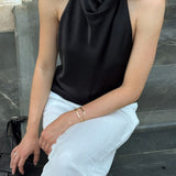 Halterneck top i satinlook med elegant fald