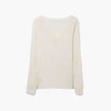 Ribbet top med v-udskæring og feminine blondedetaljer