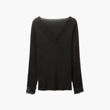 Ribbet top med v-udskæring og feminine blondedetaljer