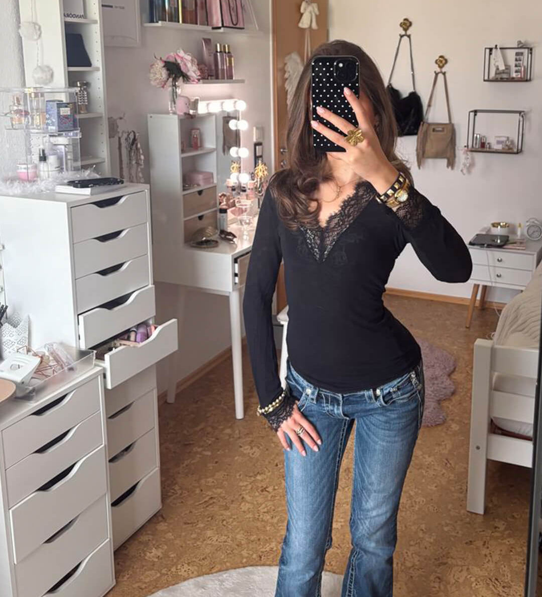 Ribbet top med v-udskæring og feminine blondedetaljer