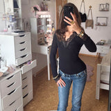 Ribbet top med v-udskæring og feminine blondedetaljer