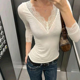 Ribbet top med v-udskæring og feminine blondedetaljer