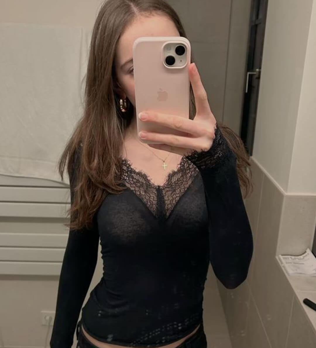 Ribbet top med v-udskæring og feminine blondedetaljer