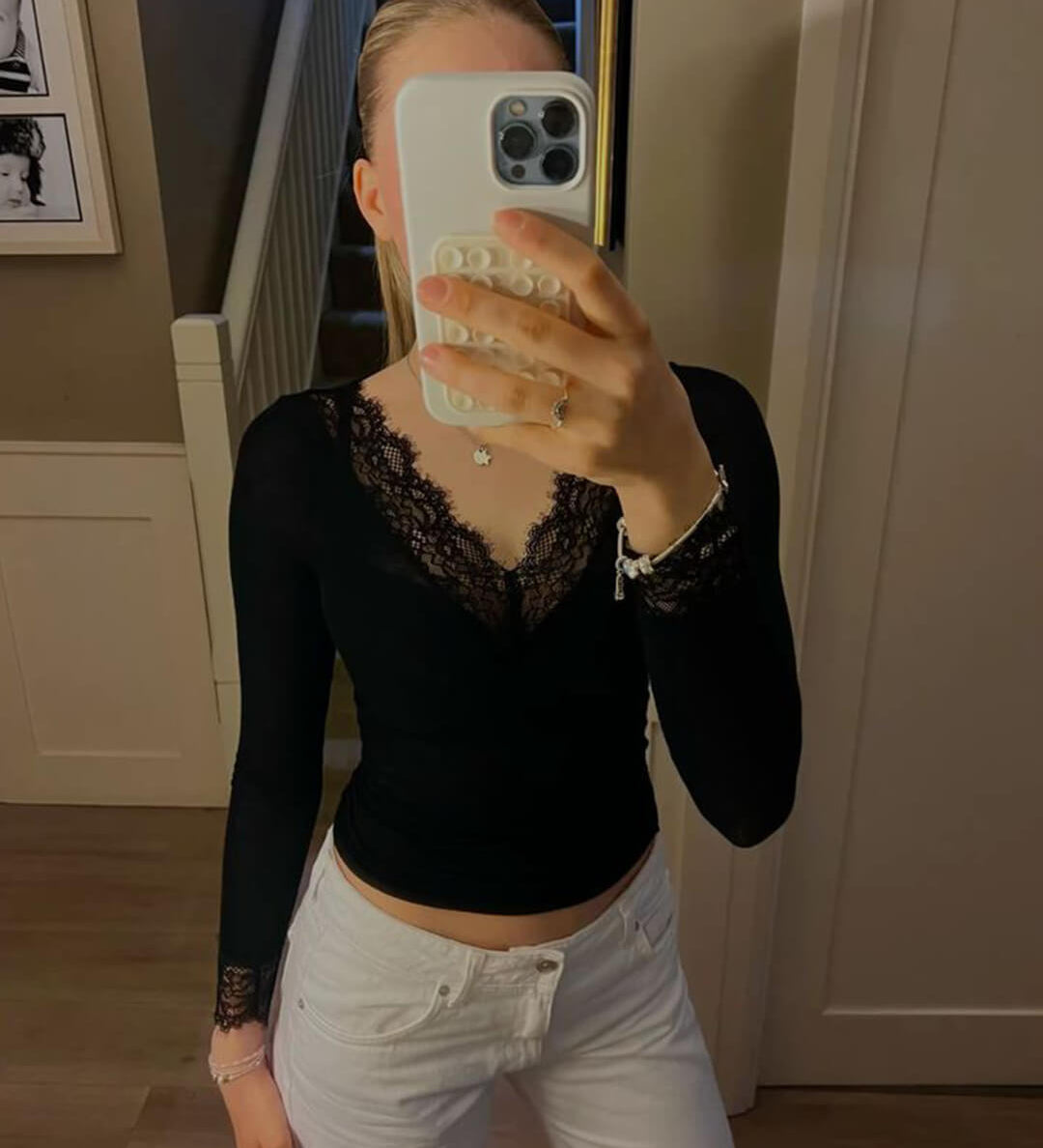 Ribbet top med v-udskæring og feminine blondedetaljer