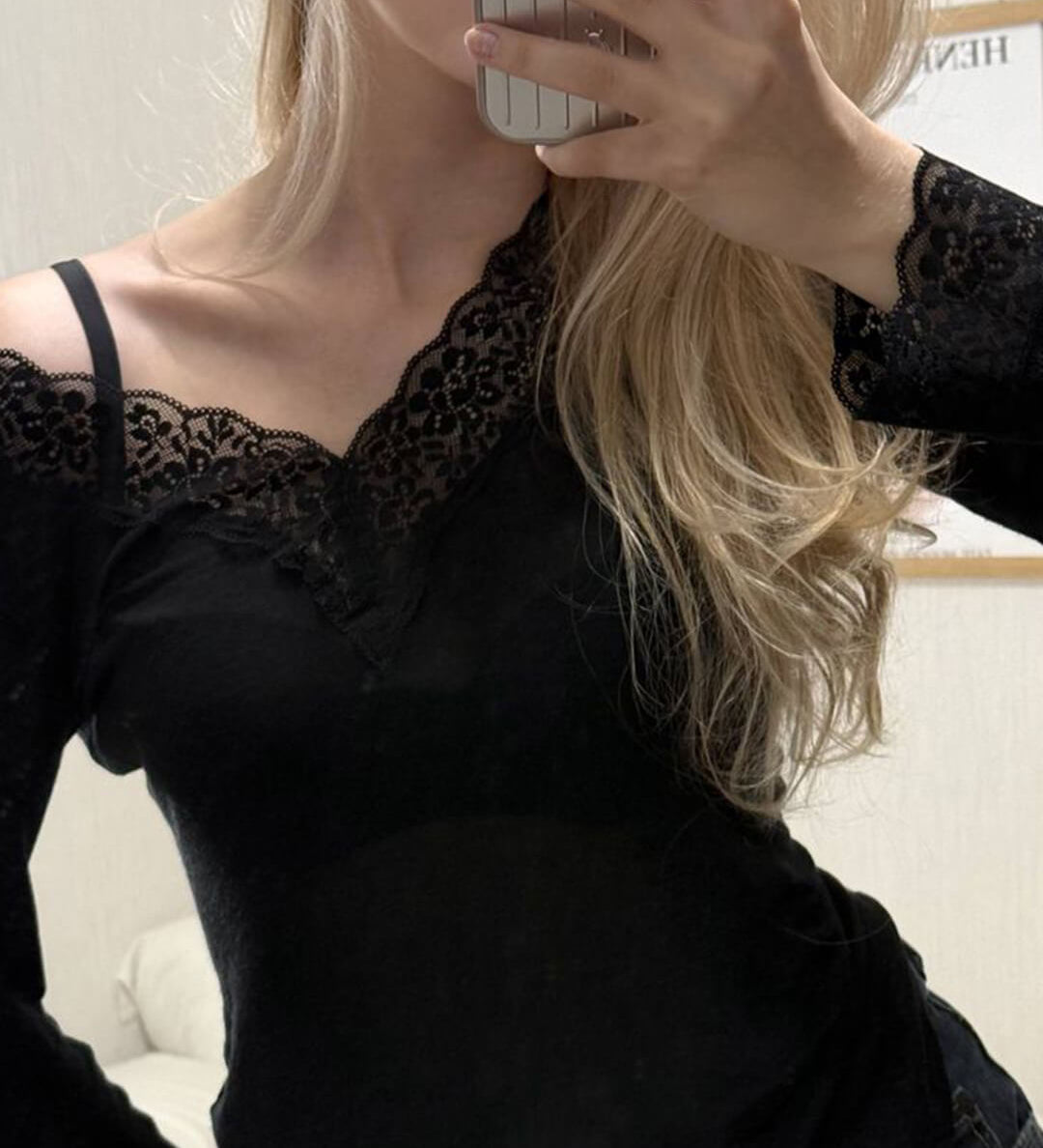 Ribbet top med v-udskæring og feminine blondedetaljer