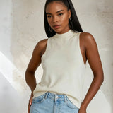 Ærmeløs striktop med høj hals og elegant pasform