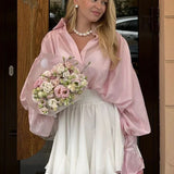 Elegant bluse med bindedetalje og let, luftig pasform