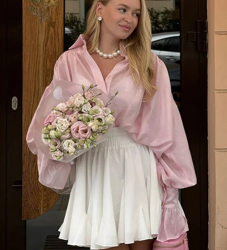 Elegant bluse med bindedetalje og let, luftig pasform