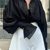 Elegant bluse med bindedetalje og let, luftig pasform