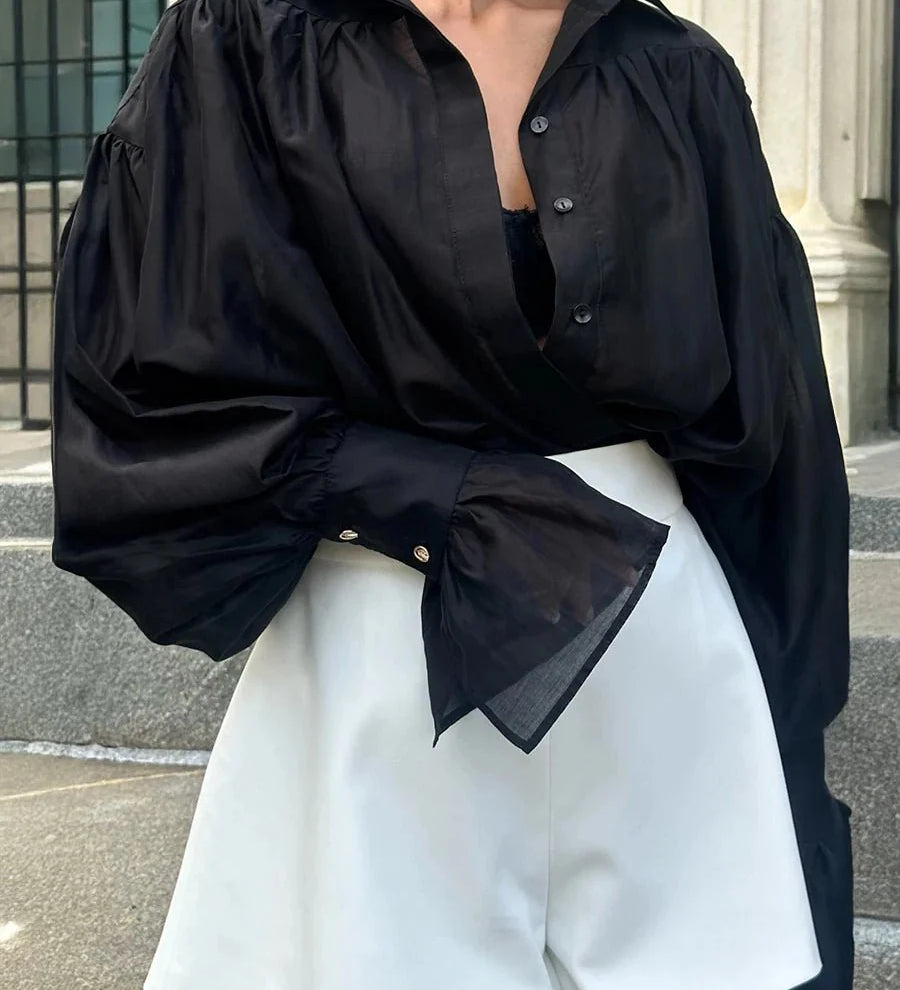 Elegant bluse med bindedetalje og let, luftig pasform