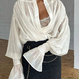 Elegant bluse med bindedetalje og let, luftig pasform