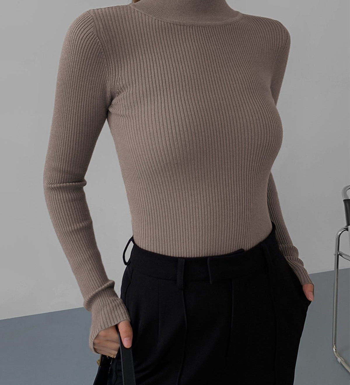 Ribbet langærmet top med høj hals og tætsiddende pasform