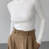 Ribbet langærmet top med høj hals og tætsiddende pasform