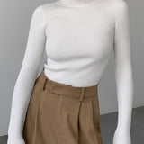Ribbet langærmet top med høj hals og tætsiddende pasform
