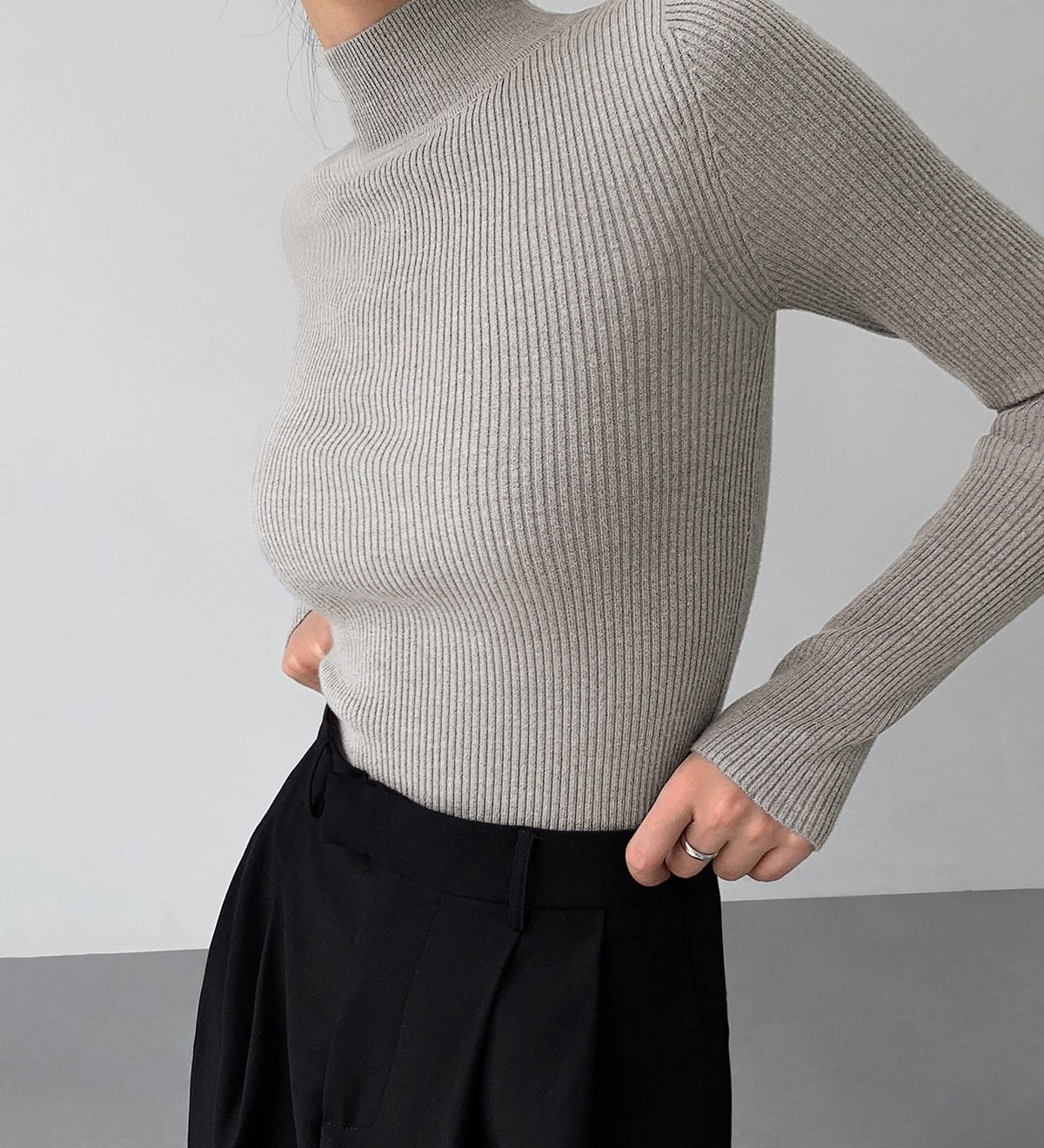 Ribbet langærmet top med høj hals og tætsiddende pasform