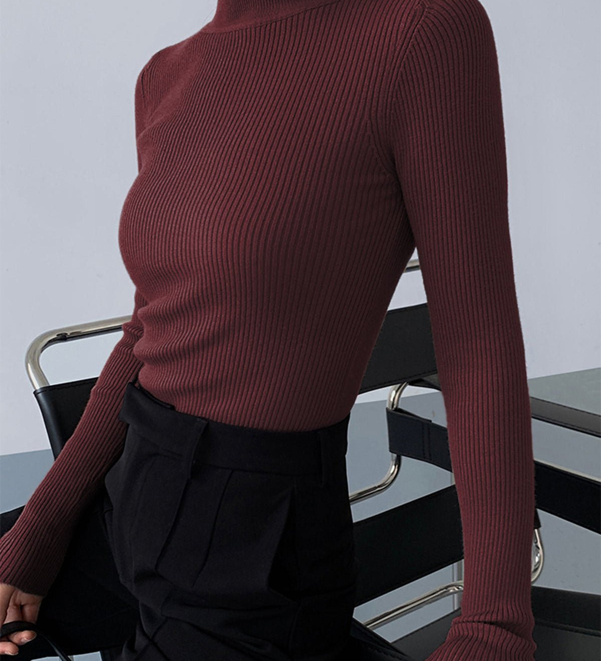 Ribbet langærmet top med høj hals og tætsiddende pasform