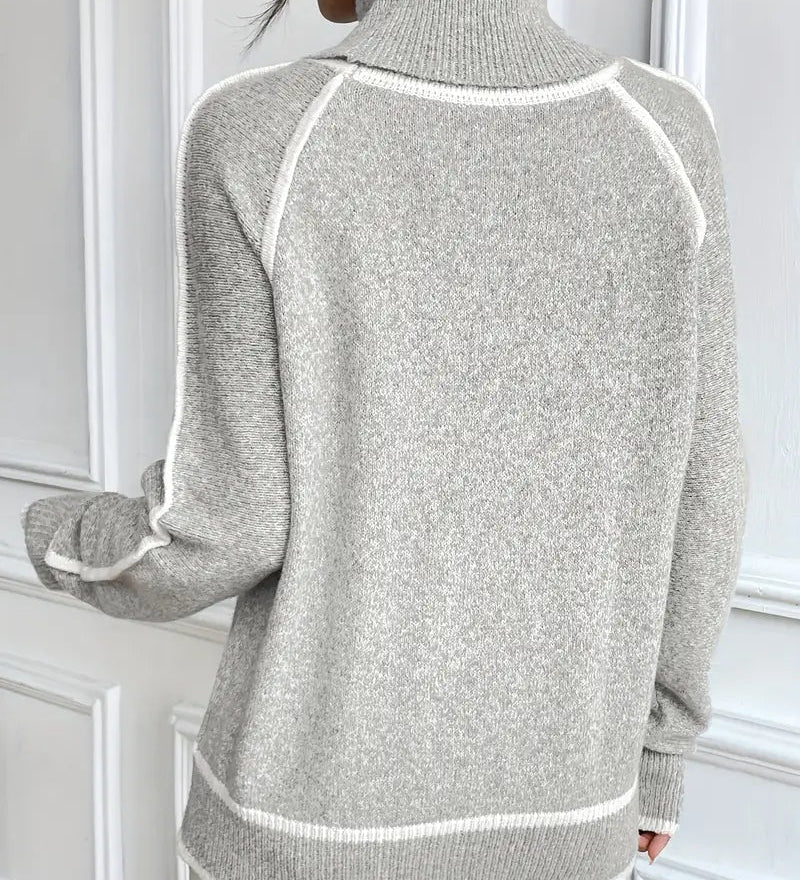 Striktrøje med høj hals og kontrastdetaljer