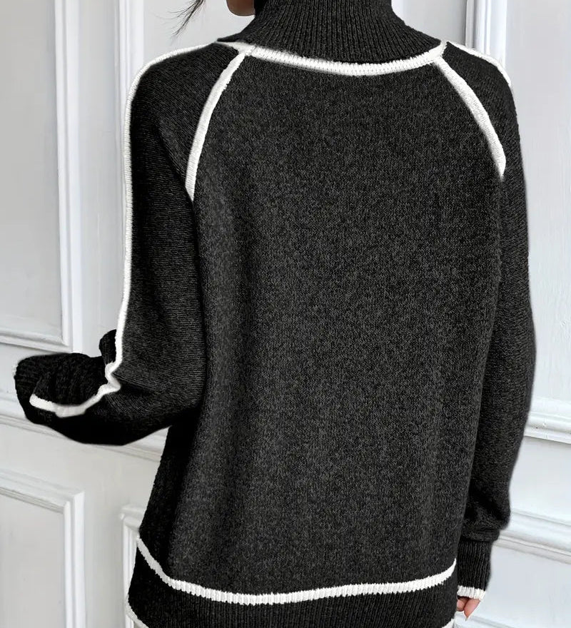Striktrøje med høj hals og kontrastdetaljer