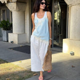 Satintop med spaghettistropper og blondedetaljer