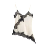 Satintop med spaghettistropper og blondedetaljer