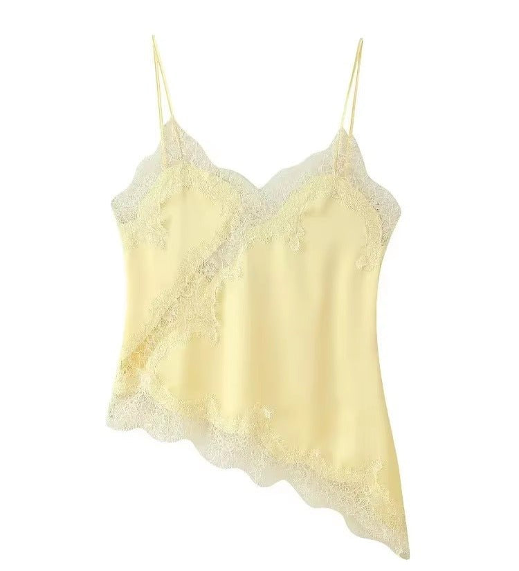 Satintop med spaghettistropper og blondedetaljer