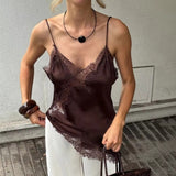 Satintop med spaghettistropper og blondedetaljer