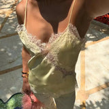 Satintop med spaghettistropper og blondedetaljer