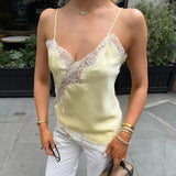 Satintop med spaghettistropper og blondedetaljer