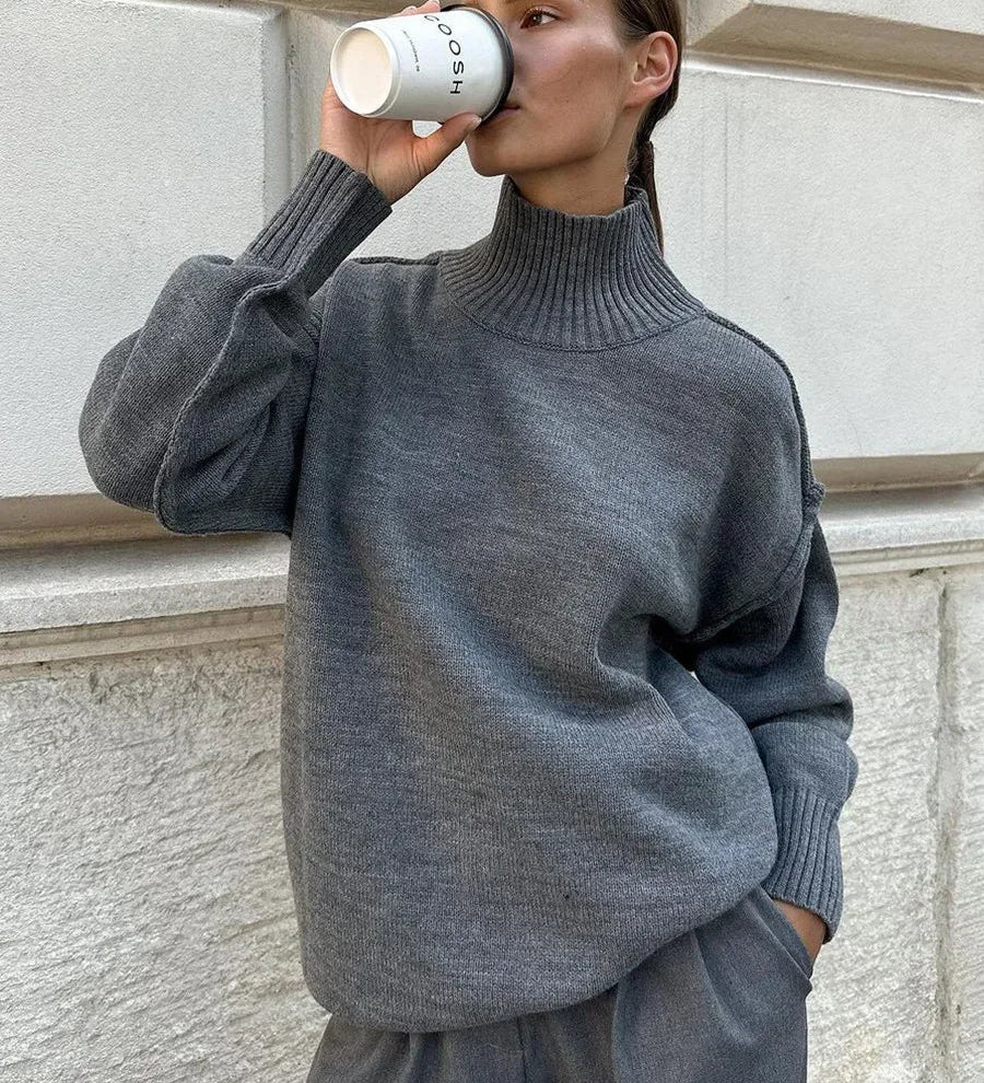 Oversized striktrøje med høj hals og blød komfort