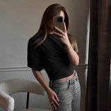 Basic cropped t-shirt med rund hals og blød komfort