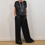 Elegant satin sæt med bluse og brede bukser – luksuriøst og behageligt