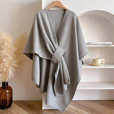 Elegant poncho med bindebånd – stilfuld og behagelig varme til kvinder